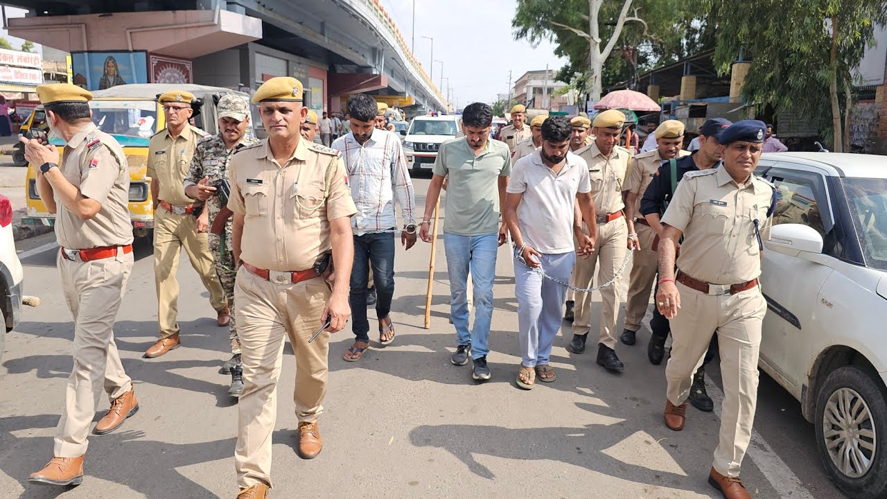 बाड़मेर में पुलिस ने बदमाशों की मुख्य बाजार में करवाई परेड, जानिए क्या है पूरा मामला !!