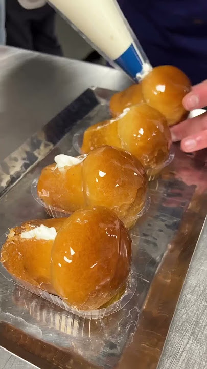 Le baba au rhum de la Maison Stohrer , la plus ancienne pâtisserie de Paris