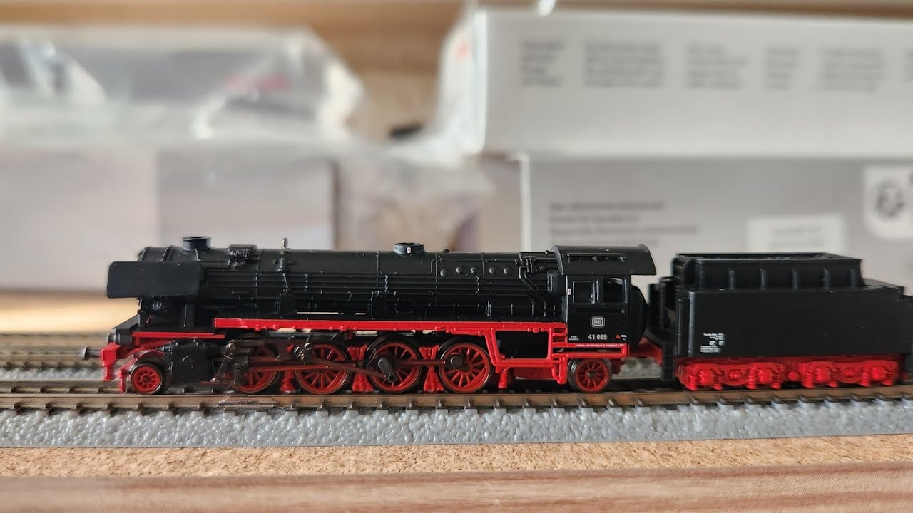 Marklin 88277 Cl 41 Steam Locomotive & Tender Test Run at z.scale