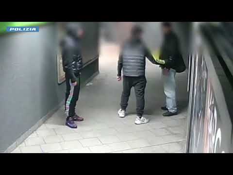Video Video Polizia: Milano, rapina un giovane nel mezzanino della fermata Loreto: fermato dalla Polizia