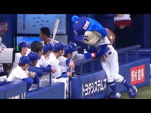 試合前だというのにドアラが勧めてくるお酒に興味津々な選手たち（笑） (2022/03/31)