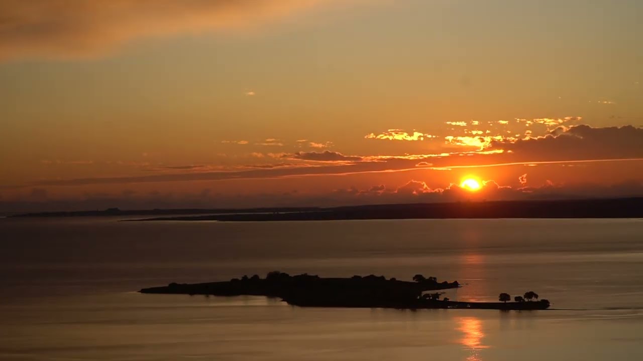 🌅⏳ Captivating Timelapse: The Majestic Sunset Descending 📷🌄