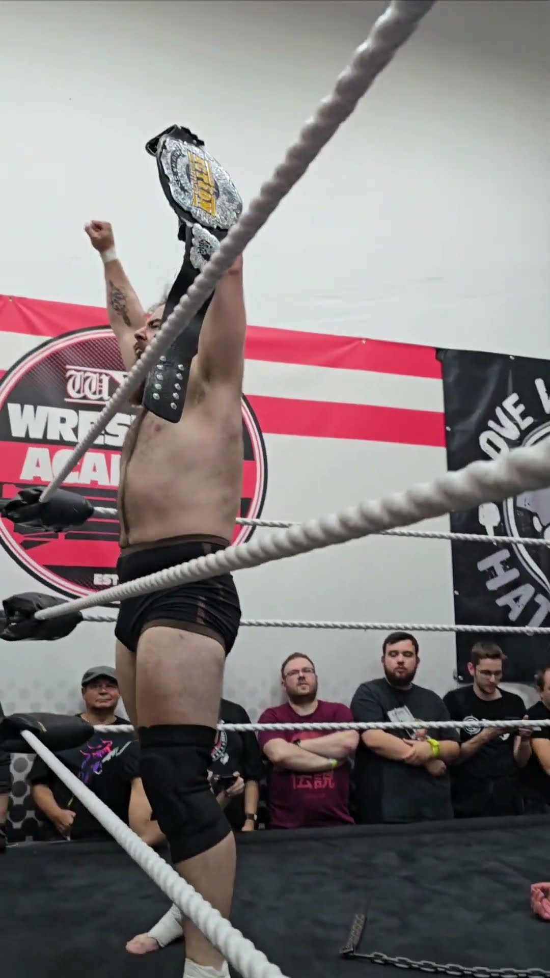 Direkt nach seinem Match bei Inner Circle wurde Manders von Mad Dog Connelly brutal angegriffen