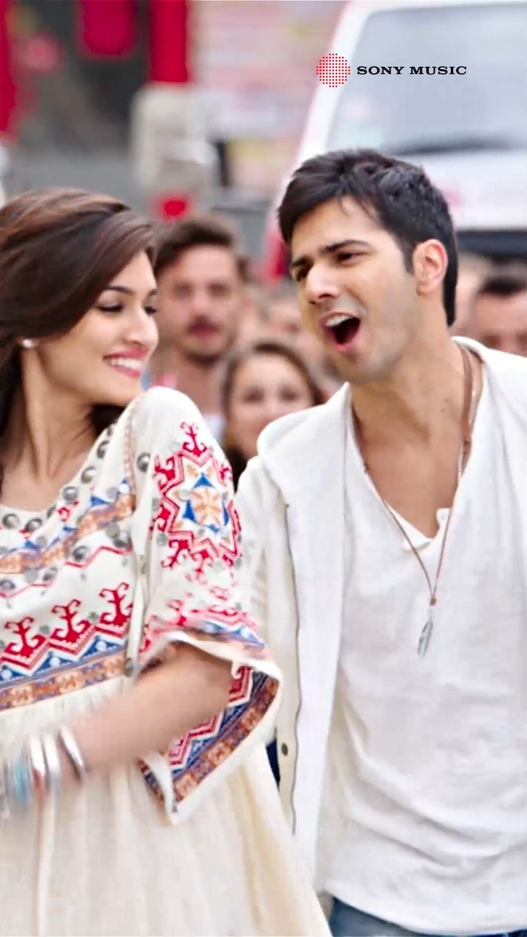 When the heart beats to its own rhythm ? #manmaemotion #dilwale #varundhawan #kritisanon