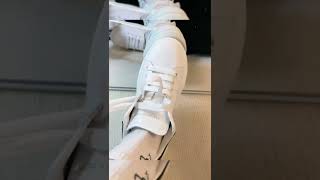 يعلمك كيفية ربط حذاء ماكوين الأبيض# رباط الحذاء # أحذية # تعليمي # ماكوين # أحذية رياضية#mcqueen
