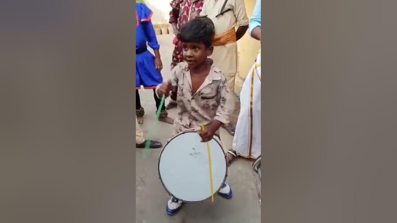 Bhangra ko bajate Hue ladke Bada Achcha ho jata hai