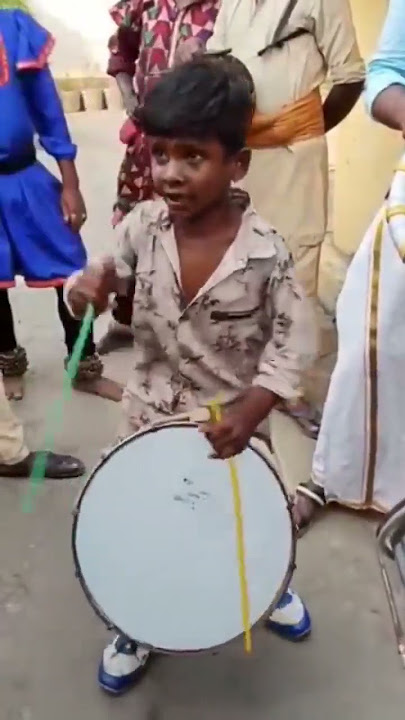 Bhangra ko bajate Hue ladke Bada Achcha ho jata hai