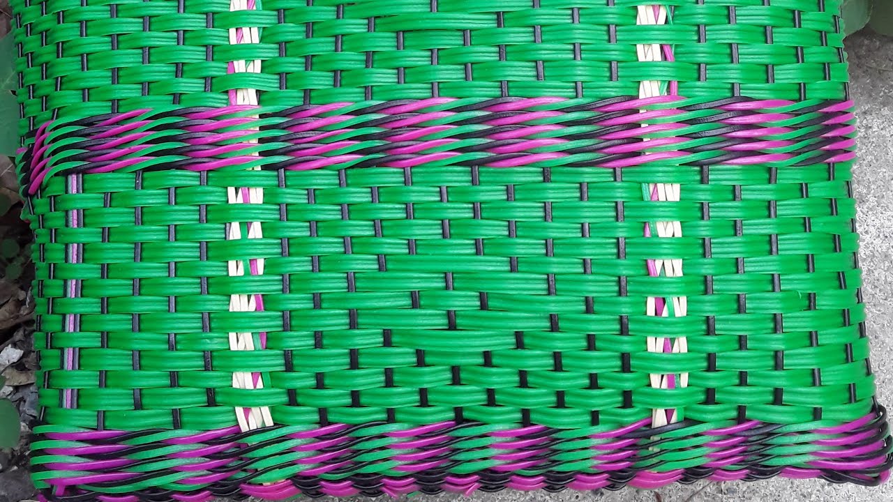 cómo hacer canasta de hilo plástico con tres hebras, y rombo pequeño.