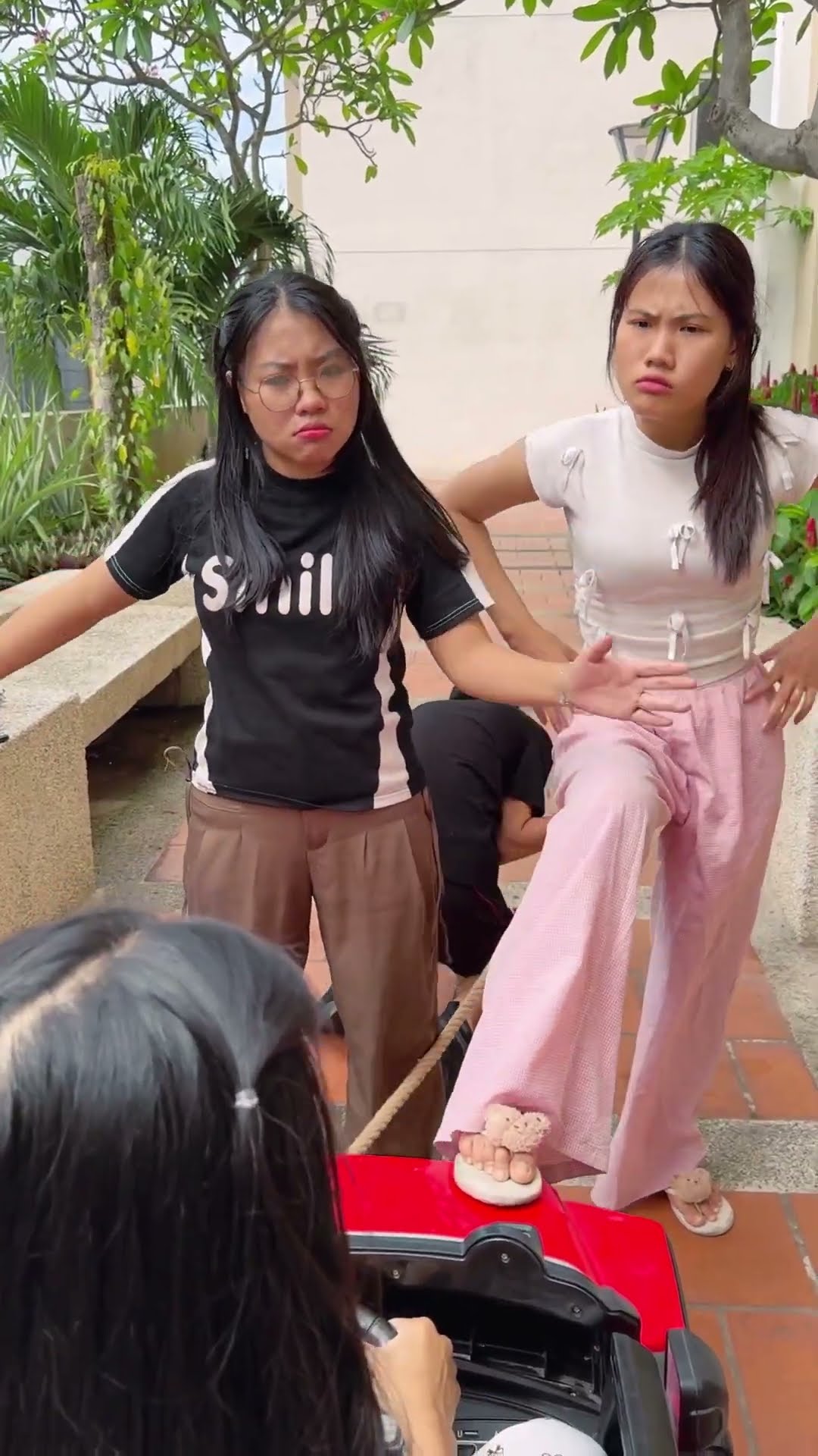 SH - Kéo xe oto chở em gái đi dạo || Toy car and 3 girls #shorts