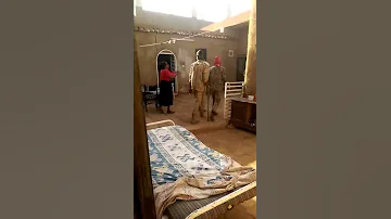 البشير بإسم قانون الطوارئ ينتهك حرمات البيوت في السودان 