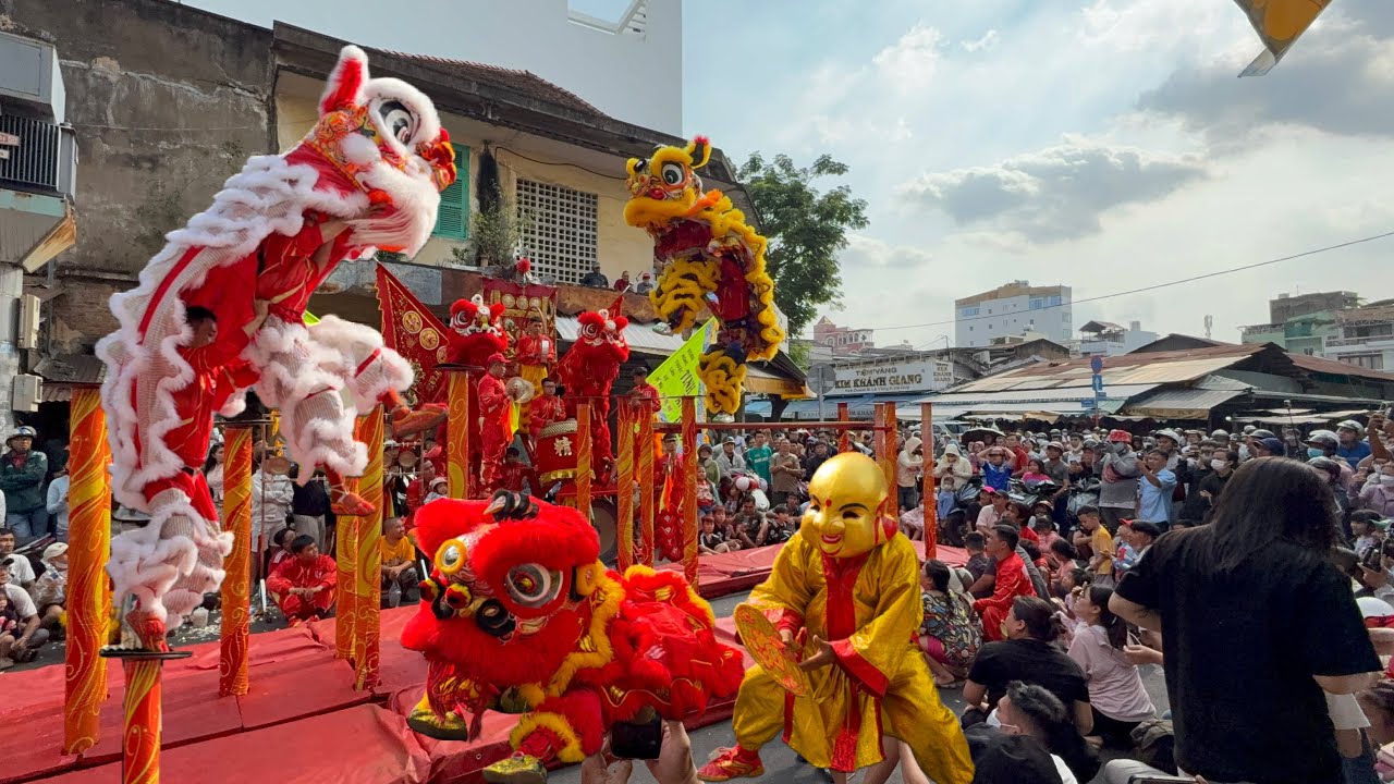 Múa Lân 2026 Súp Cua Bông Lì Xì Khủng Tinh Anh Đường Vỡ Trận Hàng Ngàn Người Vây Kín