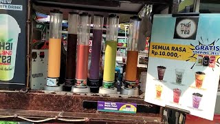 Tower Beer jadi tempat minuman yang unik di pinggir jalan.