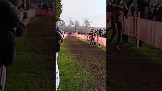 Dublin Cyclocross Wout Van Aert, rag in derailleur, running to pit