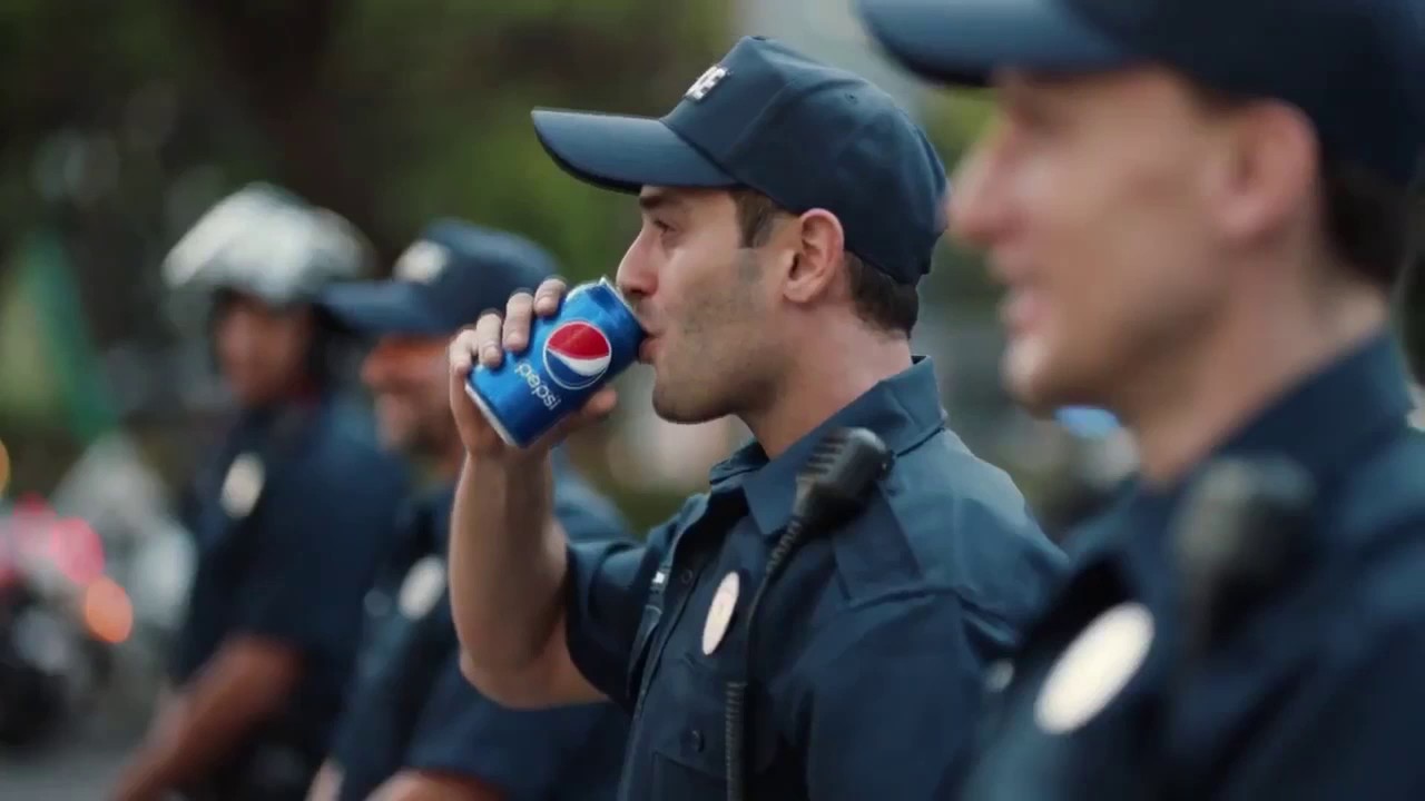 Kendall Jenner Pepsi commercial - YouTube