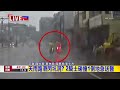 最新》疑天雨路滑加坑洞 彰化騎士自摔險遭撞@newsebc