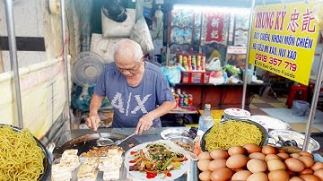 Ông Bà Cụ Gốc Hoa U70 bán bột chiên, hủ tiếu xào mì xào vị nguyên bản hơn 40 năm ở Sài Gòn