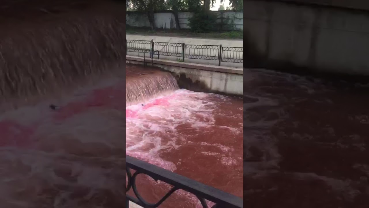 Речка Алматинка окрасилась в красный цвет