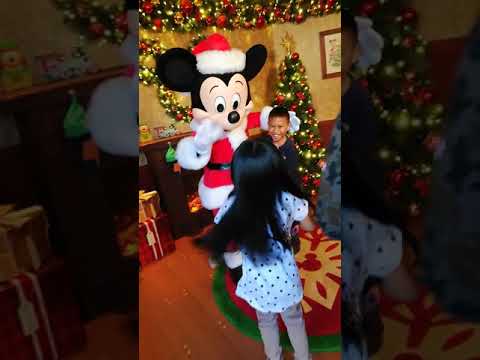 meet-santa-mickey-mouse-at-disneyland-hong-kong