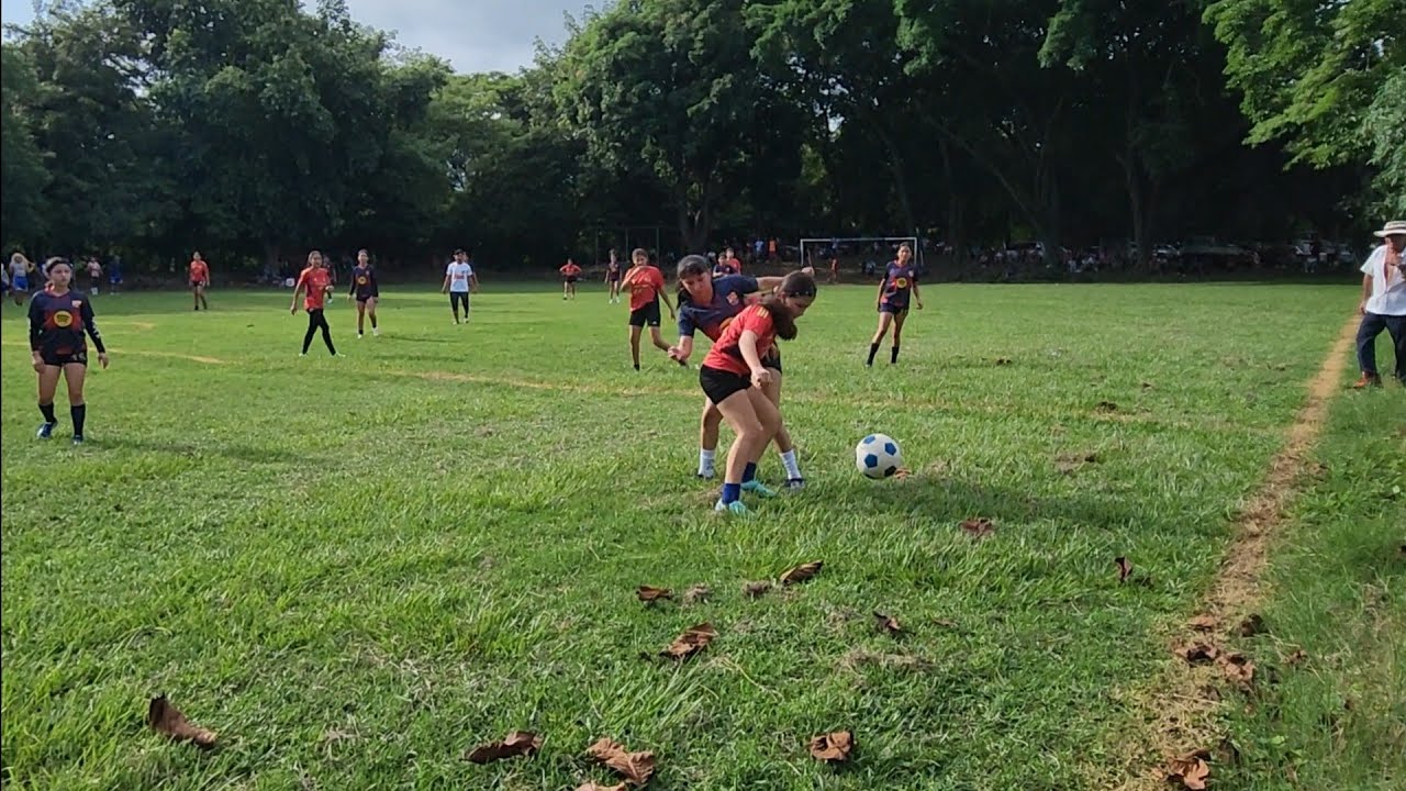 La vaca lola nos sorprende con tremendo golaso de tiro libre 😱😍