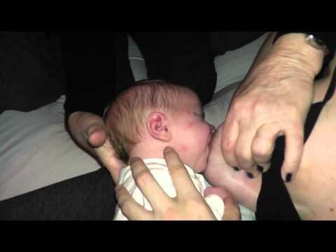 Video: Hoe Een Zogende Baby Vast Te Houden?