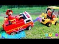 子供のための消防車のプレイハウスのおもちゃで遊ぶふりをする