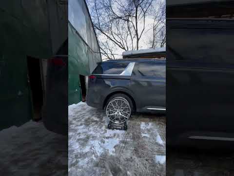 Kia Carnival на примерке дисков в 2-х диаметрах...а что так можно было? 😉 #примеркадисков #kia