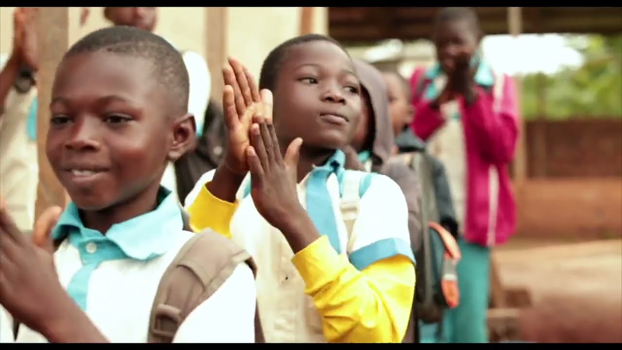 Une journée à l'école au Cameroun, avec Emmanuel et Latifah.