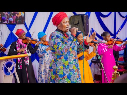 NAJUA BWANA ANATENGENEZA NJIA ANATENGENEZA NJIA KWA AJILI YANGU TOUCHING WORSHIP PST CAROL