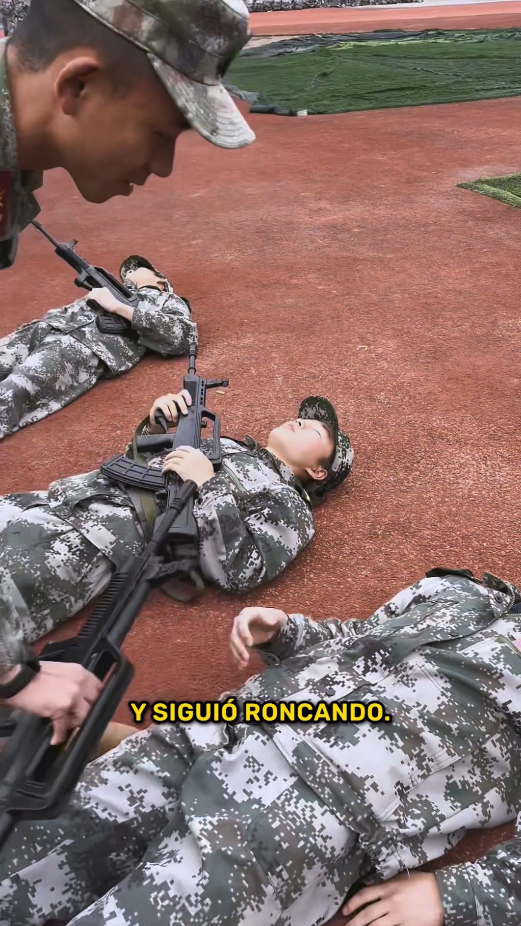 Le quitaron el arma... pero su reacción fue aterradora ??