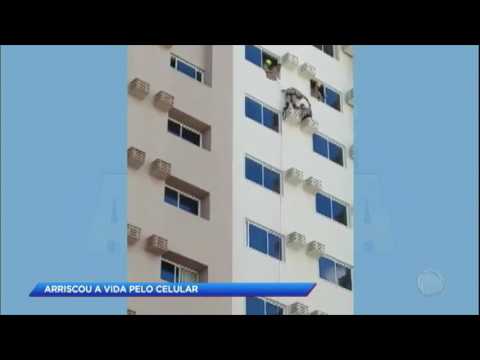 HOMEM QUASE CAI DE PRÉDIO POR CAUSA DO CELULAR; VÍDEO