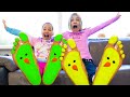 Amelia and Avelina have fun with lots of orbeez - funny stories for kids