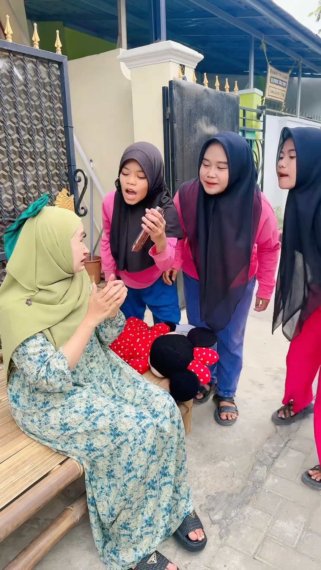 MASIH KECIL JANGAN SERING MAIN HP