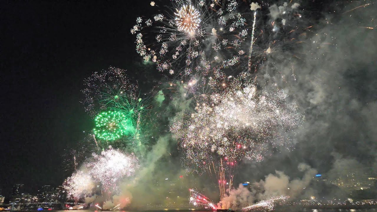 2025 New Year's Fireworks: Brisbane, Australia - Full display 4K