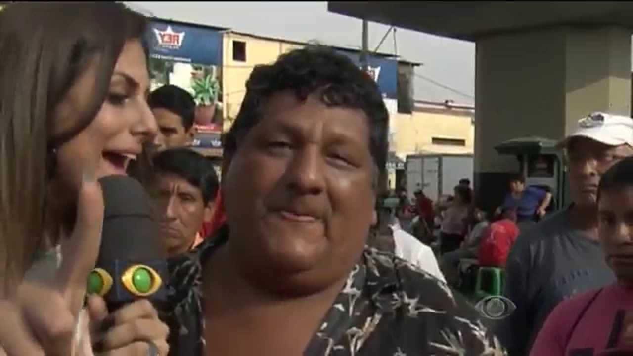 PÂNICO ANIMAL: BAIANINHA ENGASGA COM SUCO DE RÃ DO PERU