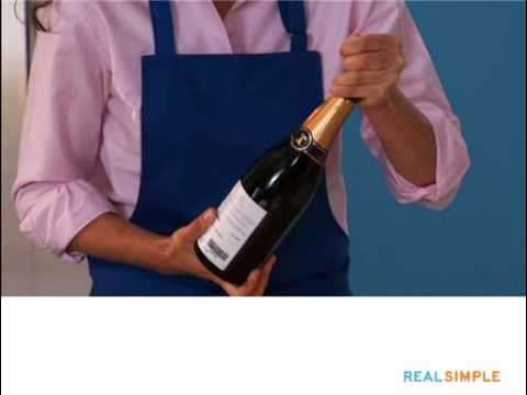 Vídeo: Aldi lança uma garrafa de prosecco por £ 4,99 a tempo para o Dia dos Namorados!