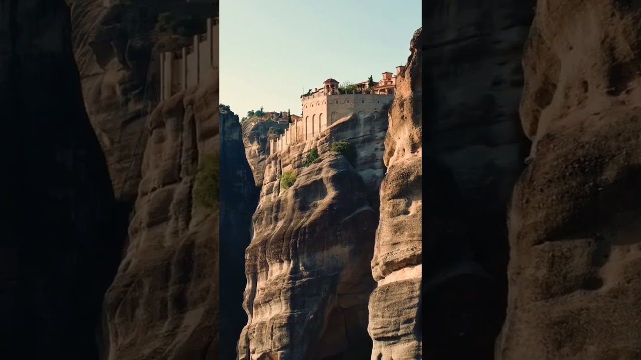 Монастырь, расположенный на краю величественной скалы  Горы Фессалии, Греция  