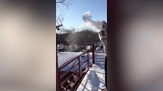 Boiling water instantly becomes dense cloud in chilly Chicago