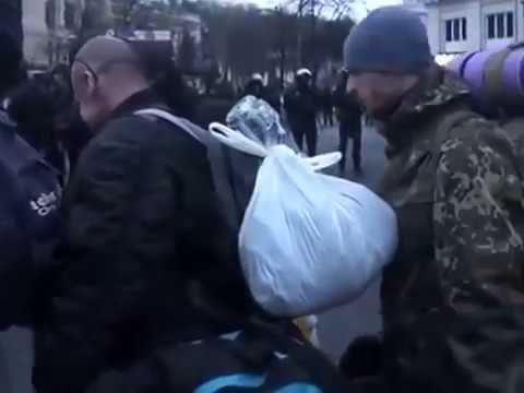 1 апреля 2014 снайперы майдана уезжают из гостиницы Днепр, КИЕВ.
