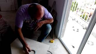 Cortando ralo redondo de 100 mm no porcelanato