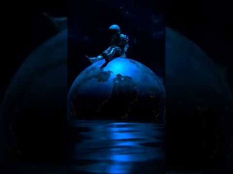 عايم فى البحر بتوه وسط الموج 