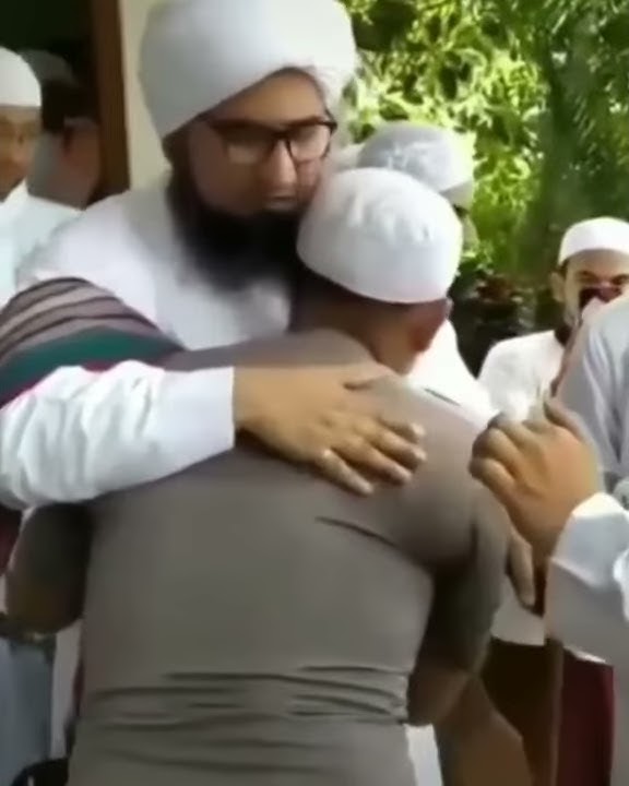 Habib ali Al jufri ketika ada seorang polisi yang ingin mencium kaki beliau.....