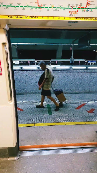 Door are closing in the MRT Singapore system