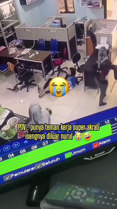 jangan ditolongin ketawain aja 😭😂 #cctv #kejadianlucu #temankerja