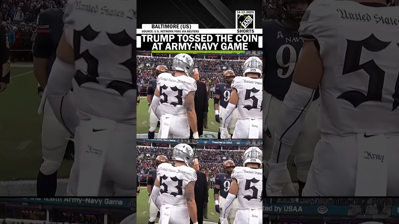 Президент США Трамп подбросил монету на футбольном матче между командами армии и флота в Балтимор...