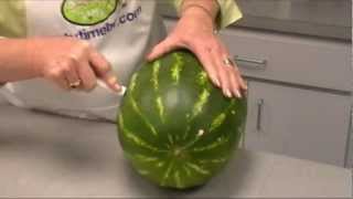 www.PartyTimeBR.com In this video, we show you how to make a delicious watermelon fruit basket! Since the 4th of July is coming 