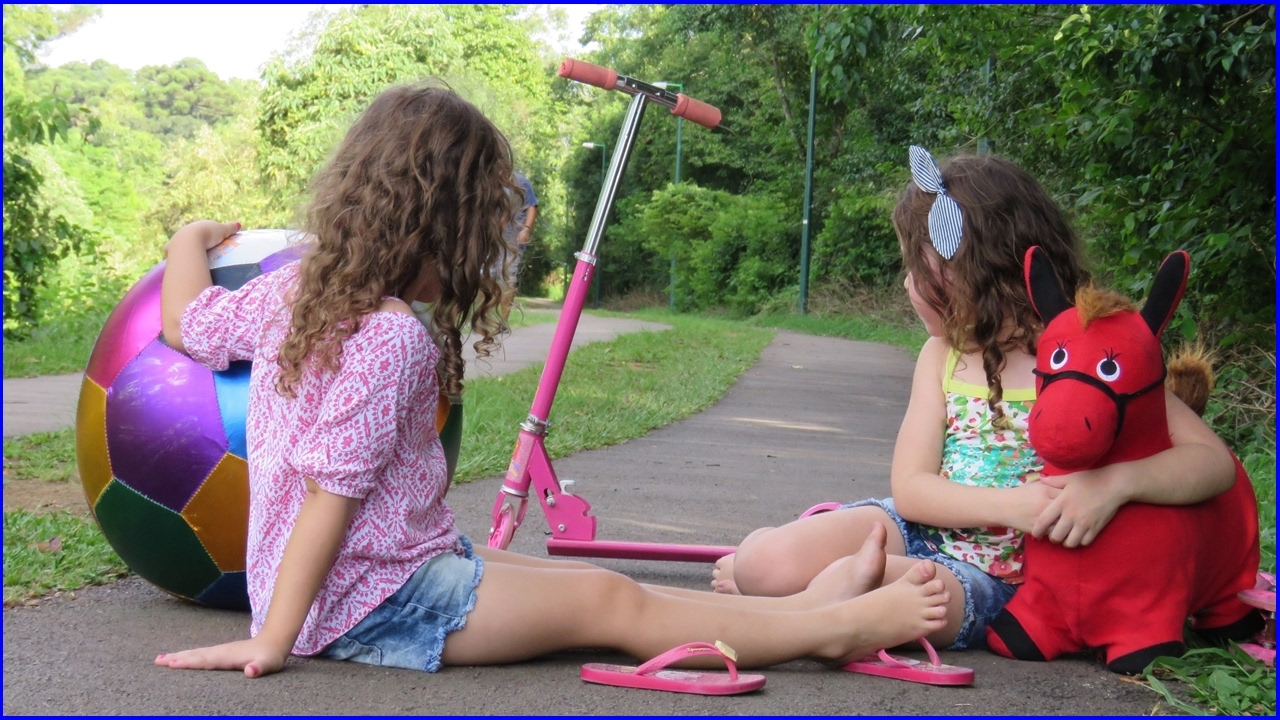 ANDANDO DE PATINETE E BRINCANDO NO PARQUE - YouTube