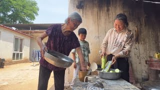 清香去姐家摘一堆西葫芦，回家架上地锅煎着吃，二猪跑前跑后帮忙