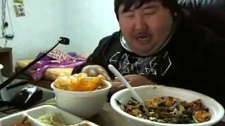 Кореец ест и смеётся! Кореец ест и смеётся!