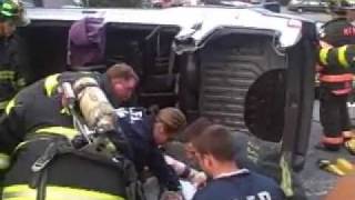 Rescate en vivo de camioneta volteada en New York