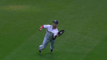 CHC@MIL: Braun lays out to make catch in right